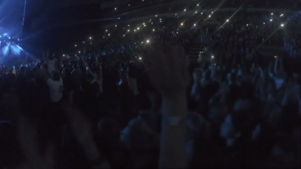 Mani in alto applaudendo cantante popolare. Molte persone si divertono allo spettacolo musicale — Video Stock