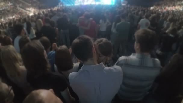 Pareja feliz besándose en multitud durante la canción de amor en el concierto pop. Propuesta romántica — Vídeo de stock