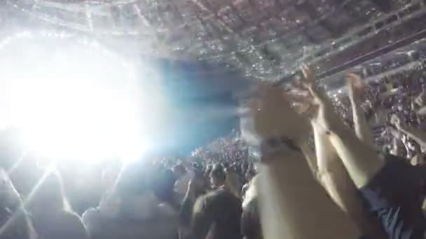 Ambiente de concerto de rock. Mãos de muitas pessoas aplaudindo no ar. Show no palco — Vídeo de Stock