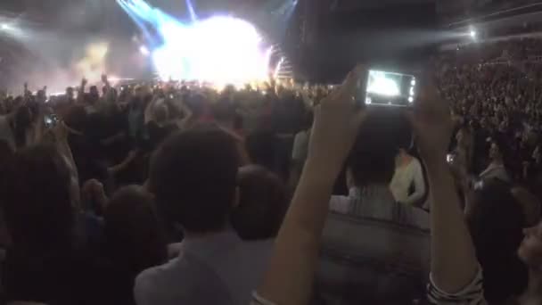 Srácok rabja modulok forgatás koncert a smartphone, figyelembe véve a képet a kamera — Stock videók