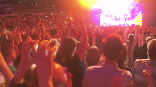 Pop sterren fans applaudisseren aan muziek idool op het podium. Guy filmen video op smartphone — Stockvideo