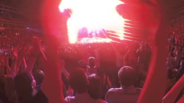 Fajna muzyka show na scenie, efekty świetlne migające w ciemności, ludzie, klaskanie — Wideo stockowe