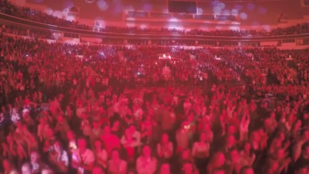 Foule de membres fanatiques de secte religieuse applaudissant au prédicateur, illumination rouge — Video