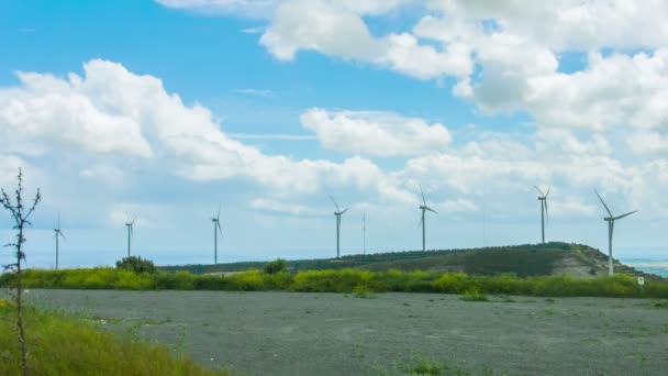 Windturbines draaien, opwekking van hernieuwbare energie. Innovatieve technologieën — Stockvideo