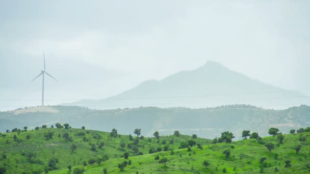 Fuentes de generación de energía ecológicas. Turbina eólica contra silueta de montaña — Vídeos de Stock