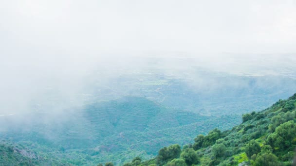 Brume couvrant les sommets montagneux. Réchauffement climatique, changement climatique. Prévisions météorologiques — Video