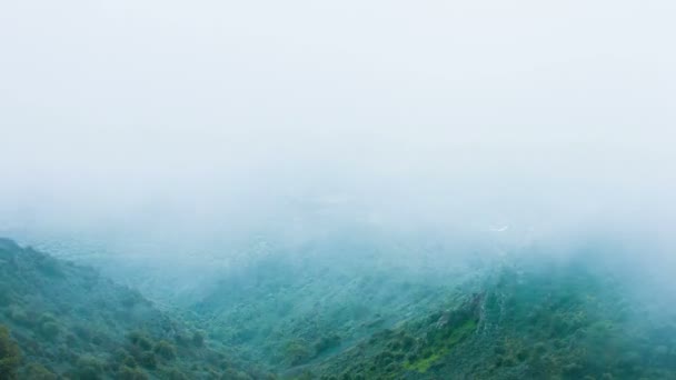 Tempo tempestuoso perigoso, humidade, névoa espessa nas montanhas. Expedição arriscada — Vídeo de Stock