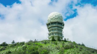 Gizli araştırma laboratuvarı üzerinde uydu antenler. Kubbe ile bina Gözlemevi