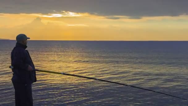 Hombre pescando al amanecer, disfrutando del hobby, pasando su tiempo libre con placer — Vídeos de Stock
