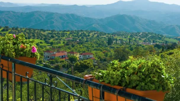 Vista desde villa de lujo. Hermosa naturaleza, montañas en el horizonte. Turismo verde — Vídeos de Stock