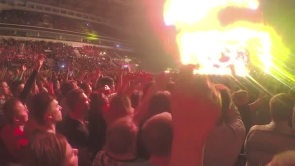 Glada unga fans viftande händer samtidigt. Fantastisk ljusshow blinkande — Stockvideo