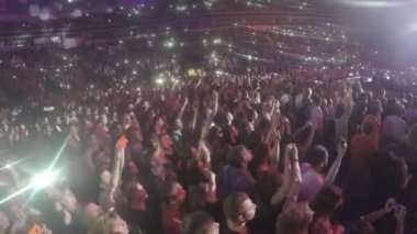 Popüler zevk hayranları cep telefonları havada yavaş yavaş sallayarak konserinde şarkı seviyorum