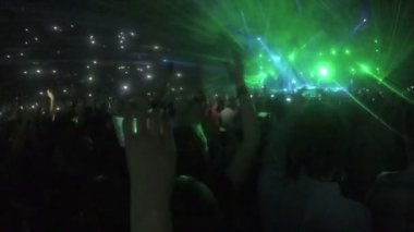 Minsk, Beyaz Rusya - 15 Nisan 2015. Minsk Arena'da Robbie Williams konseri. Dünyaca ünlü popstar konserinde Amazing lazer gösterisi. Video çeken kişiler