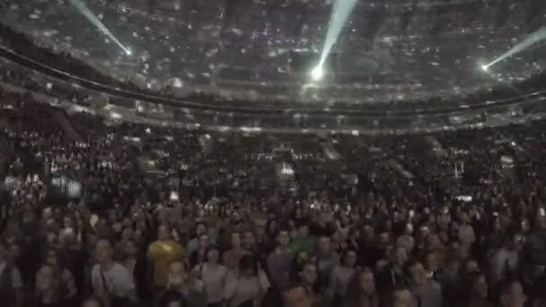 Lugares de iluminação em movimento no teto, luz piscando. Multidão desfrutando de concerto — Vídeo de Stock