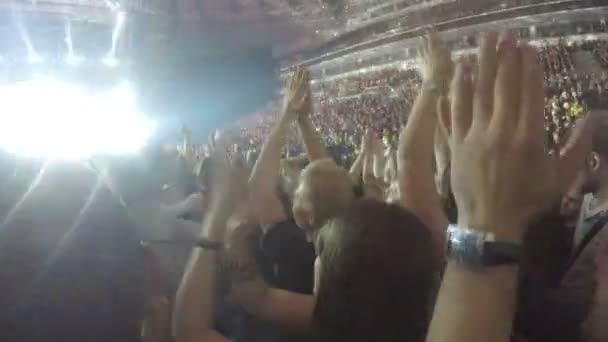 Thousands of young guys applauding to favorite band, singer, musician after show — Stock Video