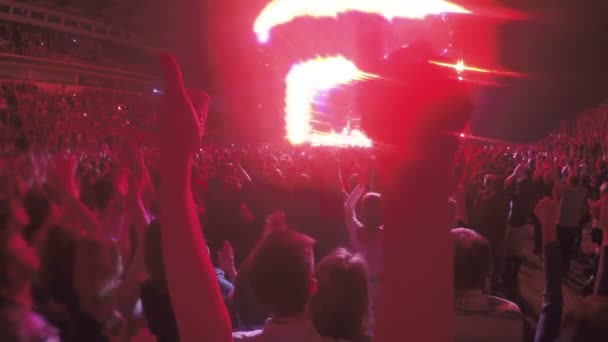 Közeli kép a keze hüvelykujját felbukkan koncerten. Tömeg élvezi ünnepe — Stock videók