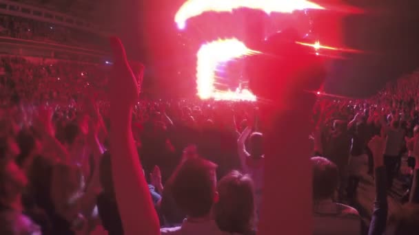 Gros plan des mains montrant les pouces pendant le concert. La foule profite de la célébration — Video