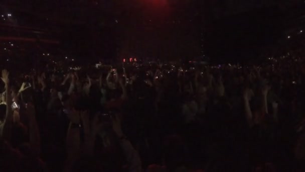 Minsk, Belarus - April 15, 2015. Robbie Williams concert at Minsk Arena. Many people watching video and light effects on stage at Robbie Williams concert — Stock Video