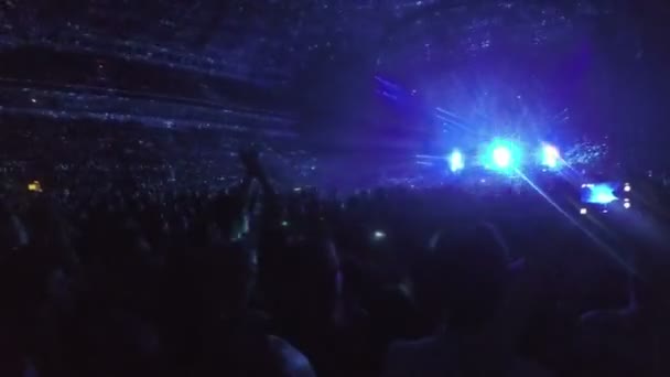 Mińsk, Białoruś-15 kwietnia 2015. Koncert Robbiego Williamsa w Mińsku Arena. Fantastyczne efekty świetlne w ciemności. Fani cieszący się wydajnością muzyki Idol — Wideo stockowe