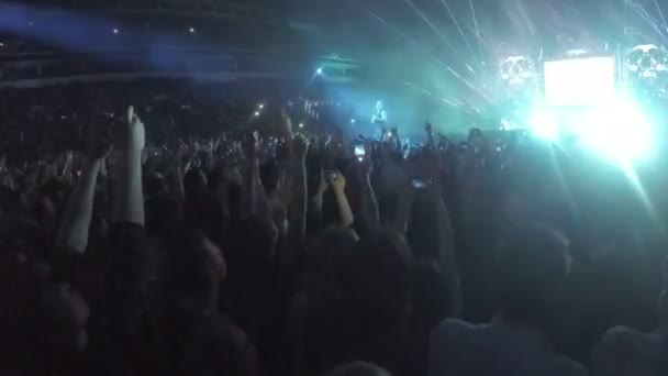 Minsk, Bielorrússia - 15 de abril de 2015. Robbie Williams no Minsk Arena. Robbie Williams cantando hit mundial. Laser show, efeitos de luz no fundo — Vídeo de Stock