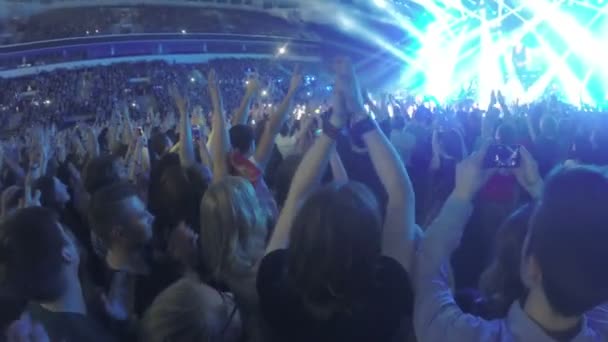 Minsk, Belarus - April 15, 2015. Robbie Williams concert at Minsk Arena. Famous popstar talking to public during concert. Happy fans applauding, filming — Stock Video