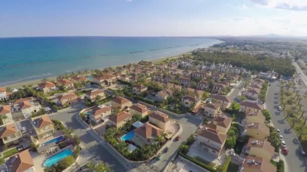Vue aérienne d'une petite ville de luxe filmée avec une caméra montée sur drone. Immobilier — Video