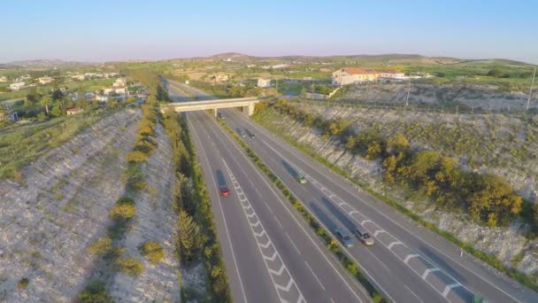 Luftaufnahme des aktiven Verkehrs auf modernen Autobahnen. schöne Landschaft, Horizont — Stockvideo