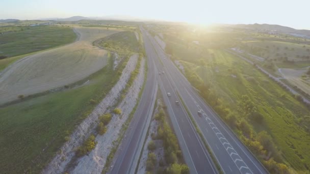 Véhicules circulant sur l'autoroute inter-États. Beau coucher de soleil à l'horizon. Plan aérien — Video