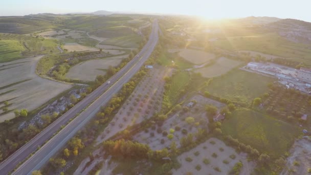 Letecký snímek moderních mezistátních dálnic. Pohled shora fantastické zelené krajiny — Stock video