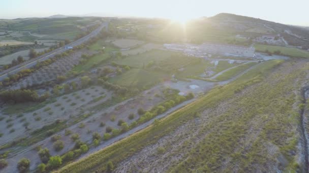 Aerial shot of cultivated arable land plots. Tráfico activo en la autopista moderna — Vídeo de stock