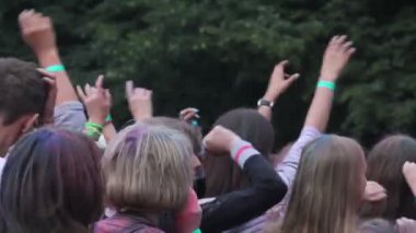 Geleneksel festival müzik keyfi, el sallayarak, dans, atlama kalabalık