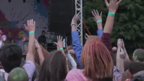 Actuación de DJ en el escenario, multitud de fans disfrutando de la música, saltando, agitando las manos — Vídeos de Stock