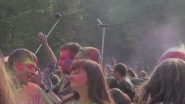 Kiev, Ukrayna-11 Haziran 2015. Holi renkli Festivali kutlamaları. Genç çocuklar için müzik dans, eğleniyor, olay zevk renk toz kaplı