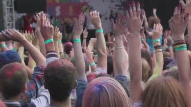 Kiev, Ukrayna-11 Haziran 2015. Holi renkli Festivali kutlamaları. Heyecanlı gençler ellerini boya Çantalar, mutlu insanlar eğlenmek yakalamak ile