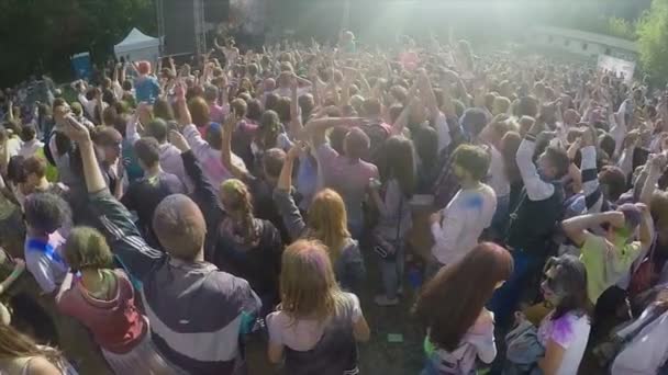 Unga killar viftande händer, dansar till musik, ha kul på festival, slow motion — Stockvideo