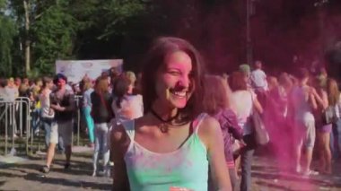 Kiev, Ukrayna-11 Haziran 2015. Holi renkli Festivali kutlamaları. Gülüyor, gülüyor, flört, kameraya bakarak boya güzel kız kaplı
