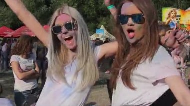 Kiev, Ukrayna-11 Haziran 2015. Holi renkli Festivali kutlamaları. Güzel kızlar eğleniyor Festivali, bir atmosfer zevk için fotoğraf makinesi, gülümseyen