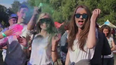 Kiev, Ukrayna-11 Haziran 2015. Holi renkli Festivali kutlamaları. Çocuklar, güzel kızlar üzerinde renkli toz püskürtme mutlu arkadaşlar Event'de takılmak