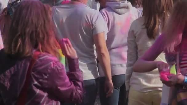 KYIV, UCRANIA 11 DE JUNIO DE 2015. Celebración del Festival Holi Color. Dos chicas positivas lanzándose polvo de color entre sí, divirtiéndose, de buen humor — Vídeo de stock