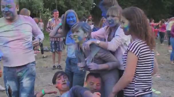 KYIV, UCRANIA 11 DE JUNIO DE 2015. Celebración del Festival Holi Color. Chicos jóvenes felices de buen humor abrazando, riendo, disfrutando de la atmósfera del festival de pintura — Vídeo de stock