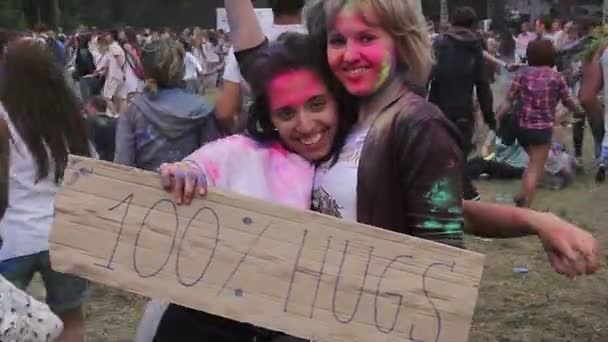 KYIV, UKRAINE -JUNE 11, 2015. Celebration of Holi Color Festival. Girls and guys in good mood hugging, posing at camera, having fun at celebration — Stock Video