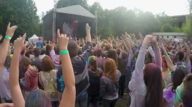 Genç adam telefonda filme renk toz boya fest, at ile alıcı çocuklar çanta