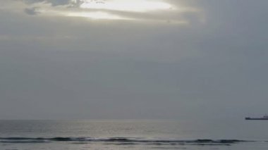 Gemi yelken açık okyanus arasında hızlandırılmış. Deniz tarafından yük teslim hızlı