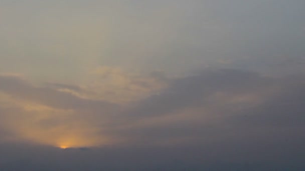 Timelapse av solen gå upp bakom molnen. Tidigt på morgonen av en ny dag. Ny start — Stockvideo