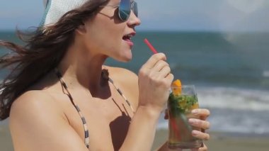 Yaz tatil beldesinde sahilde mutlu güzel kadın içme kokteyl closeup