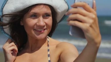 Smartphone üzerinde çekim seaside Beach, selfie yapmak mutlu genç kadın