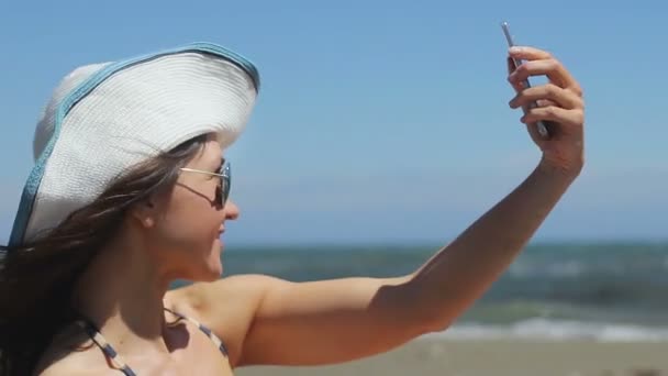 Feliz hermosa mujer haciendo selfie en el teléfono inteligente en la playa, las redes sociales — Vídeo de stock