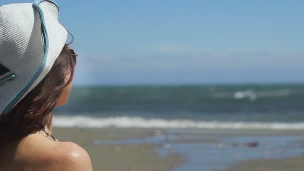 Modell poserar för kamera, fotograf på sandstrand, blåsigt väder, havsvågor — Stockvideo
