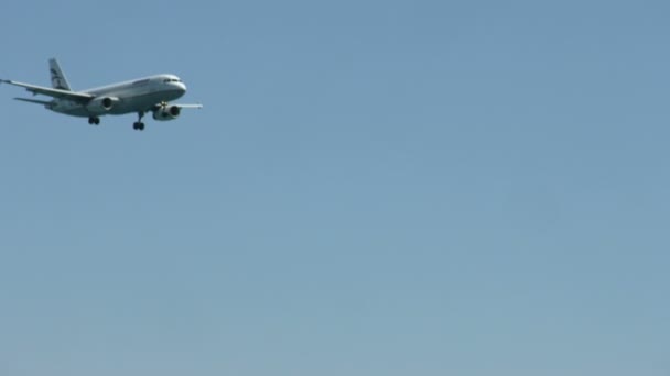 Avión volando en el cielo azul, avión aterrizando en el aeropuerto, transporte de pasajeros — Vídeos de Stock