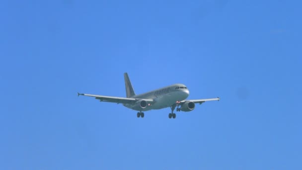 Avion volant dans un ciel bleu sans nuages, transporteur international de passagers, compagnie aérienne — Video